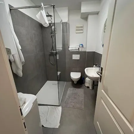 Modern Bahnhofsnaehe Appartement Linz